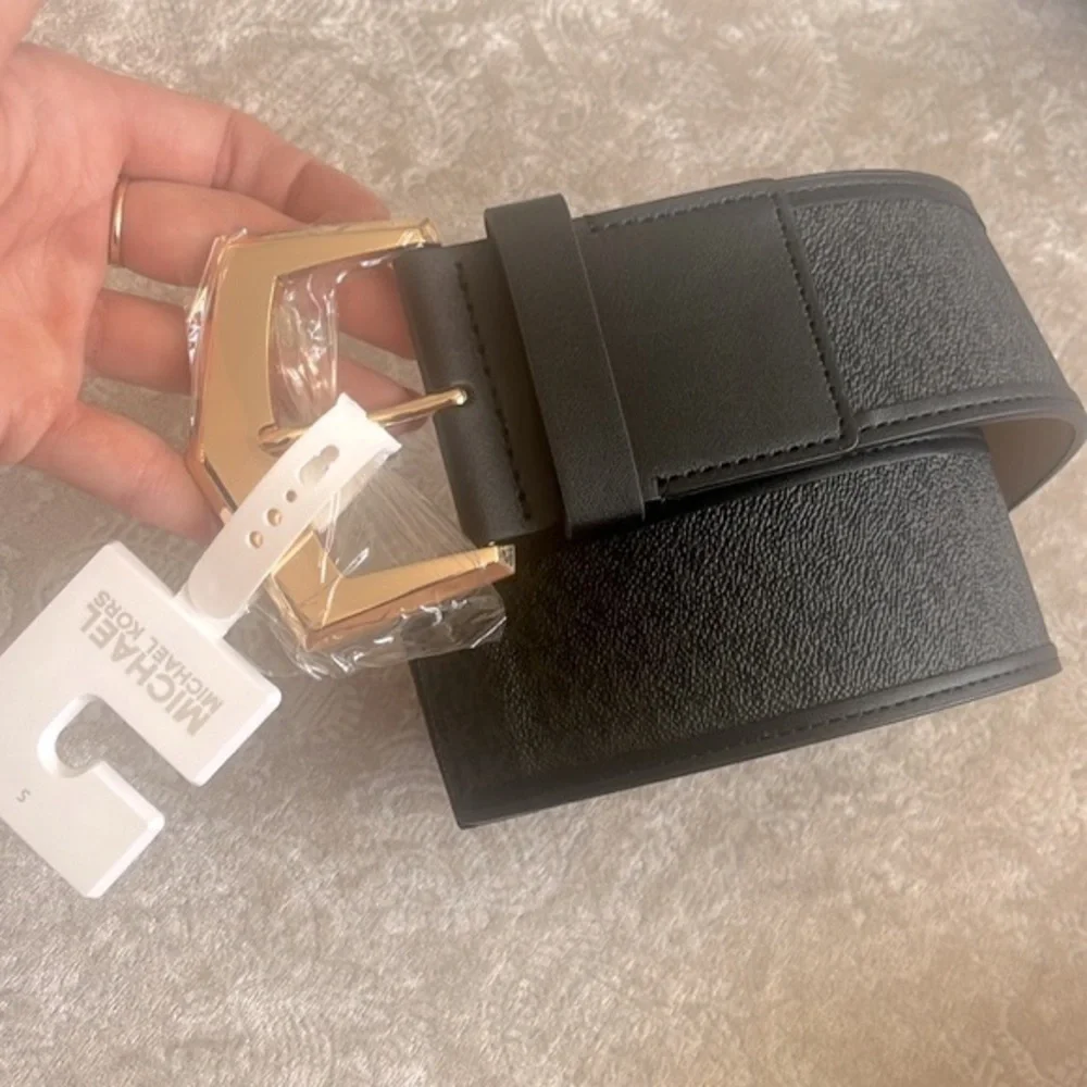 Brand New Michael Kors Wide Strap Black Logo Stretch Belt w/ Gold Tone Buckle